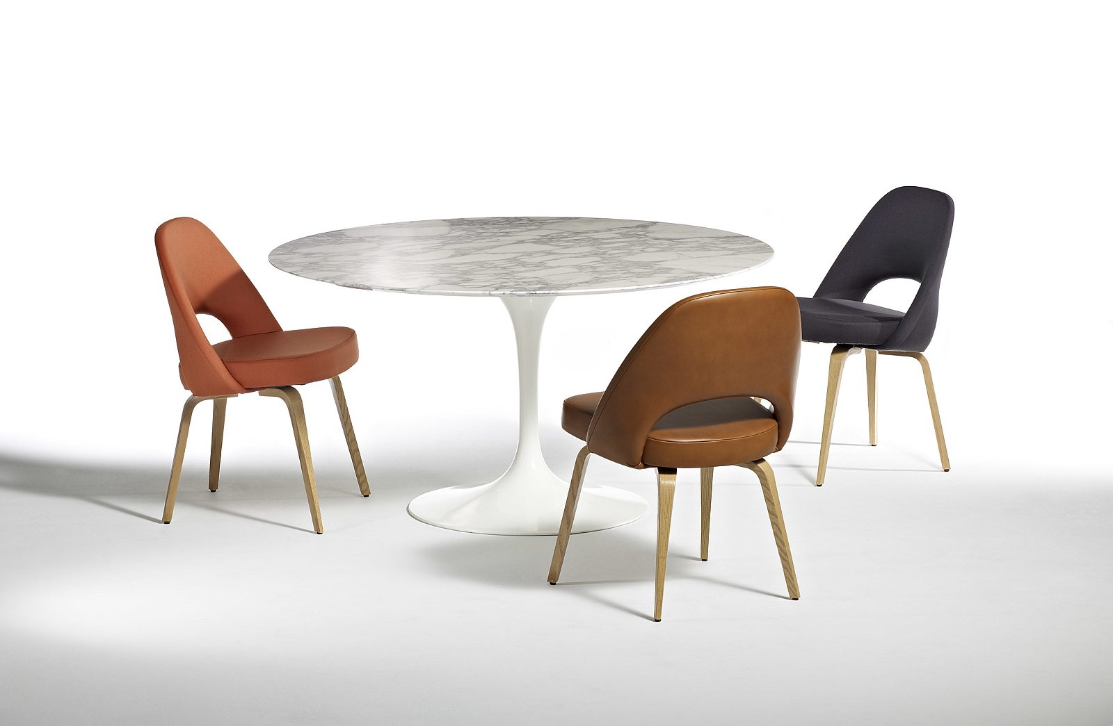 Knoll Saarinen Round Dining Table 02 seamless