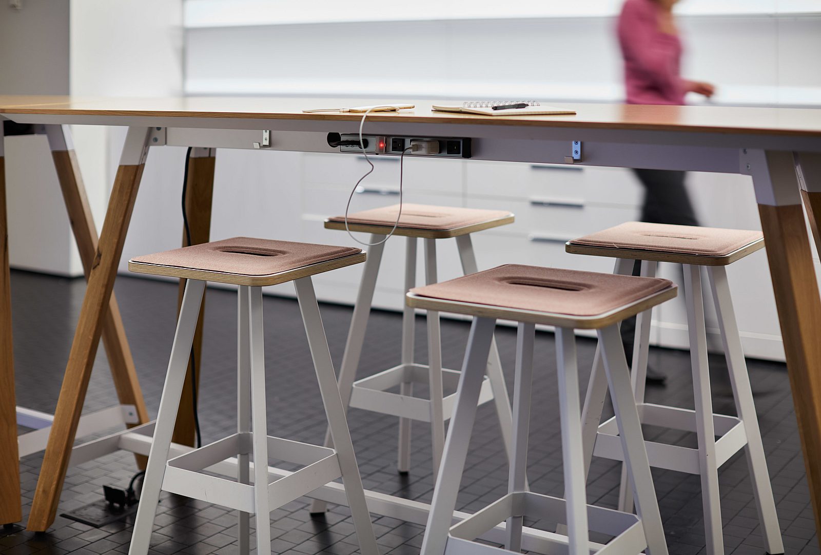 Knoll RU Tall Tables 03 environmental