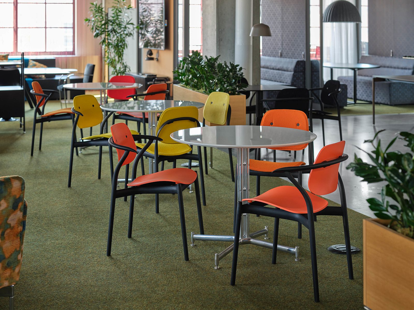 Knoll Iquo Table Round 03 environmental