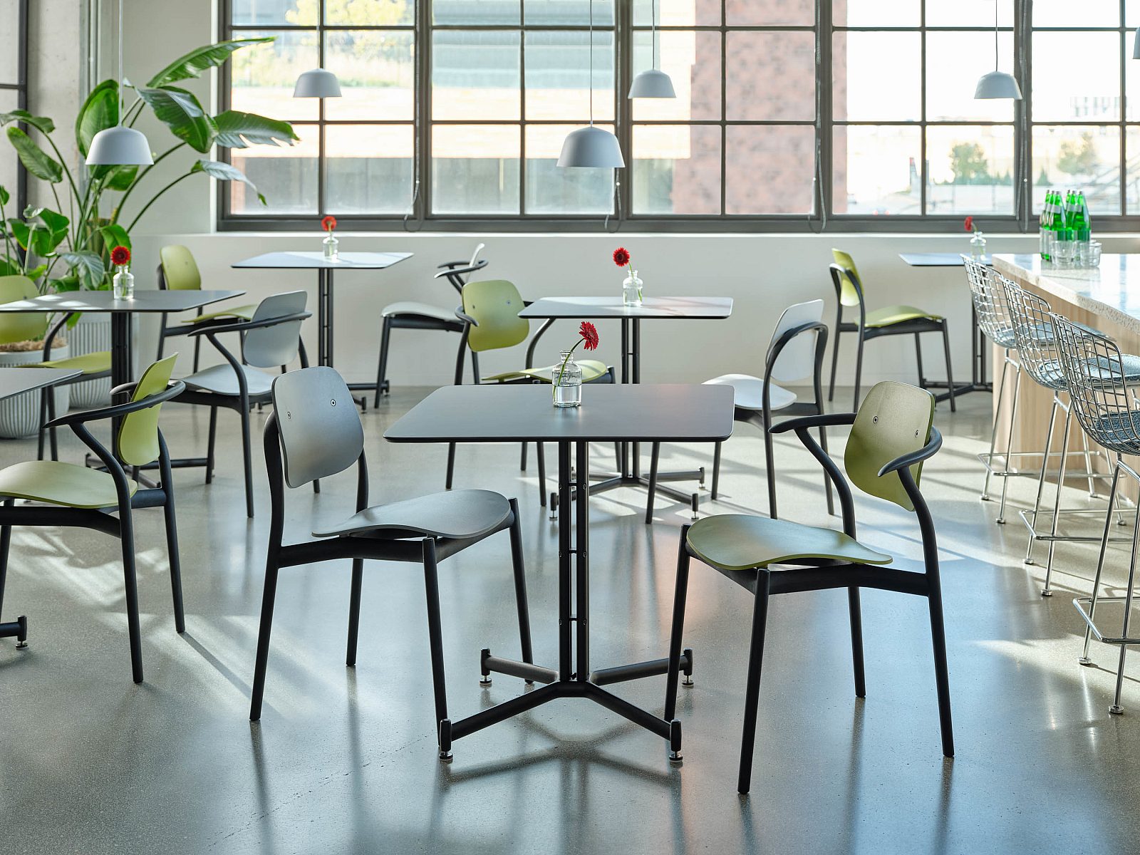 Knoll Iquo Table Square 04 environmental