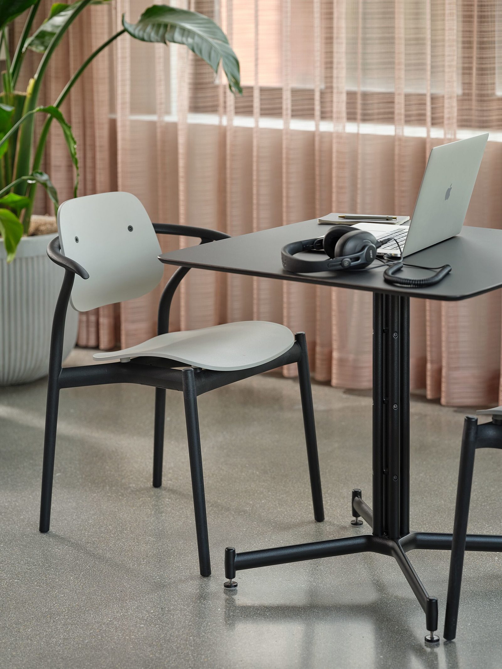 Knoll Iquo armchair 02 seamless